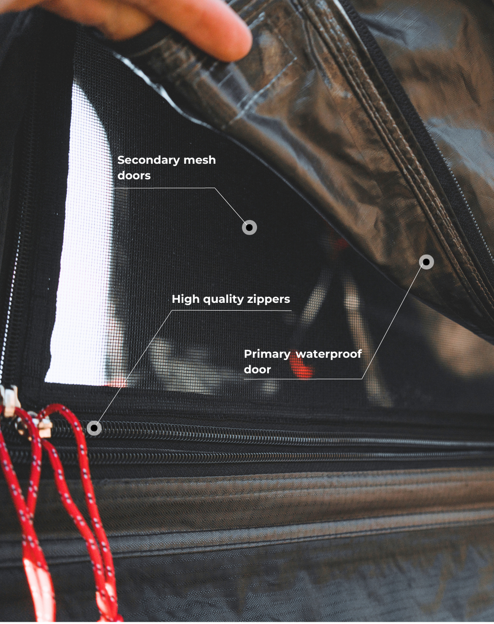 engmaschige Maskitonetze an allen Öffnungen des Dachzeltes